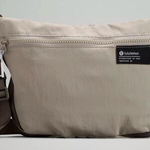 Lululemon Clean Lines Crossbody Bag
DESIGNED FOR EVERYDAY